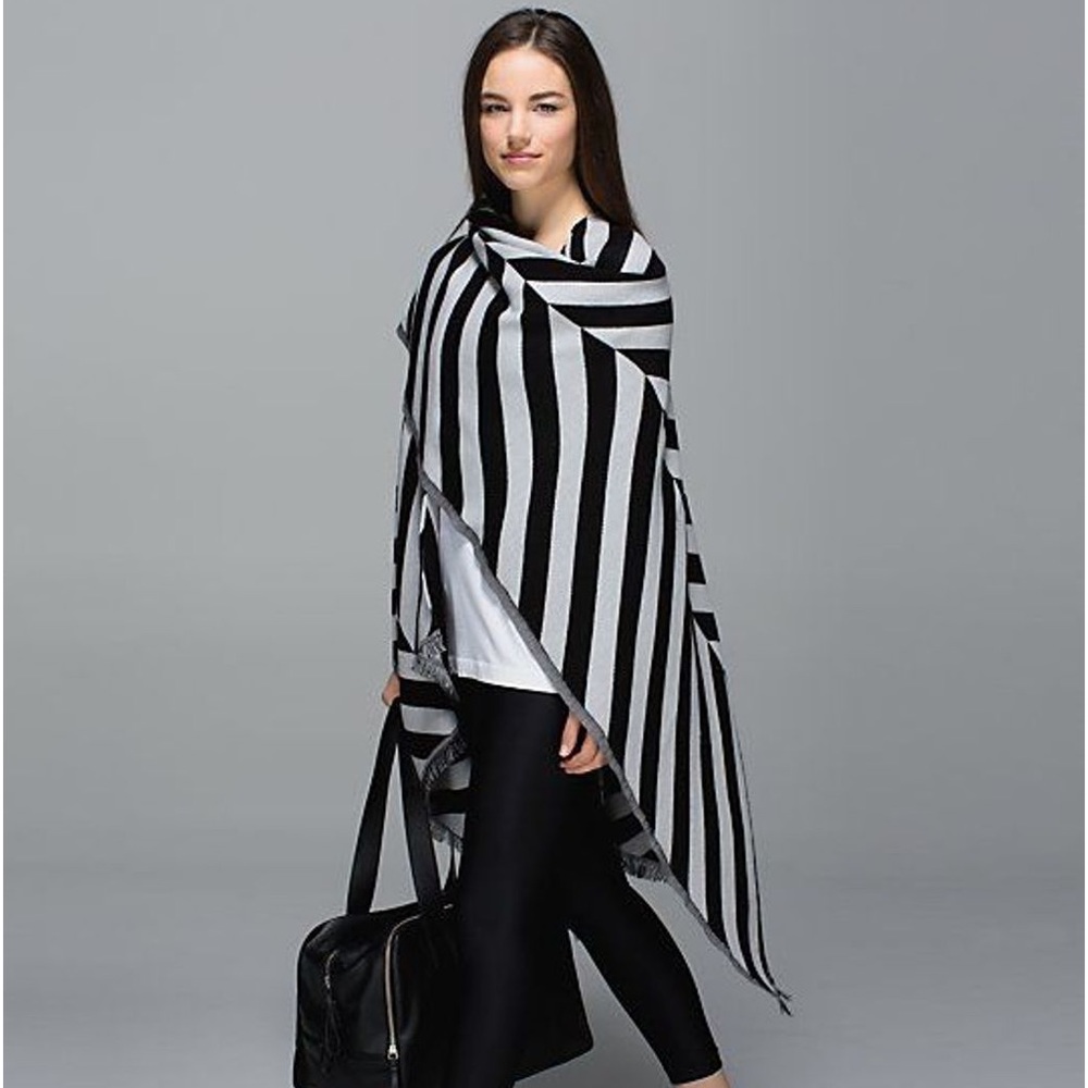 NWT Lululemon Pranayama Scarf Color- Black / Nimbus One Size